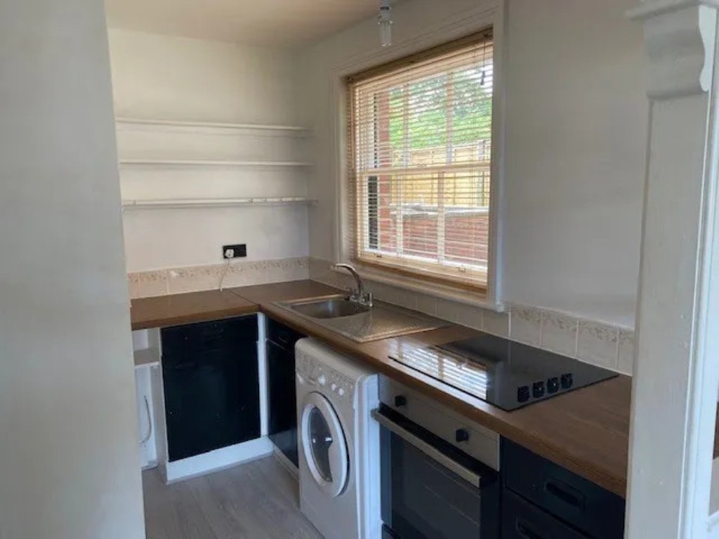 Lot: 181 - GROUND FLOOR FLAT FOR INVESTMENT WITH PARKING SPACE - Kitchen